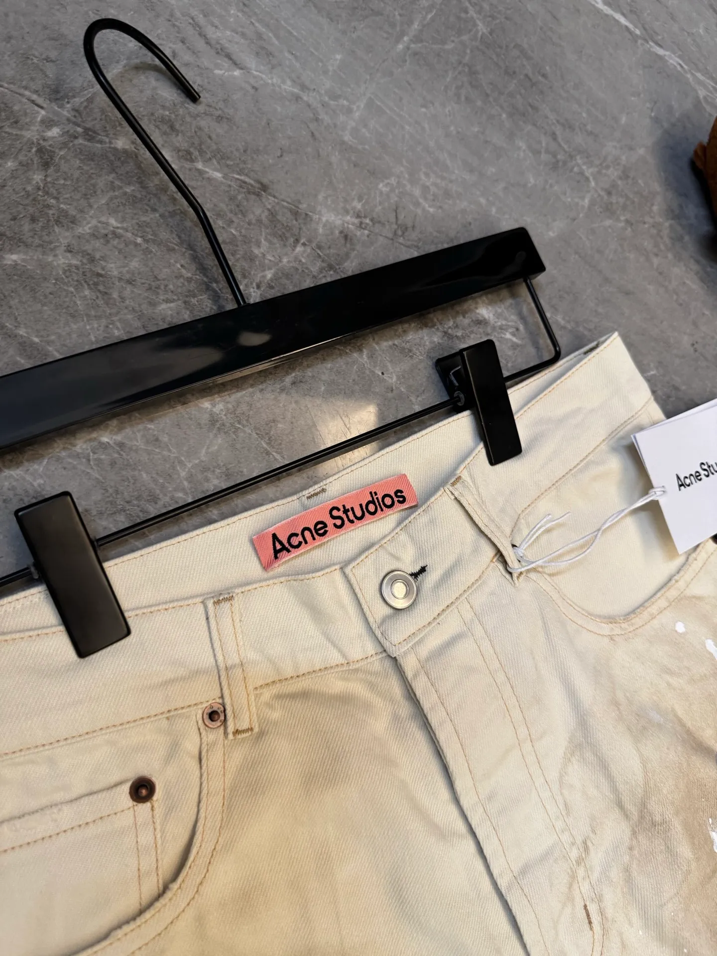 [Premium Replica] ACNE STUDIOS 26Ss Splash Ink Retro Washed Jeans (Light Khaki) These jeans use a unique splash ink process, distressed wash + hole design + hand-painted, full of Retro feeling! Straight version, the leather tag on the back waist is very recognizable, the upper body effect is excellent, Premium Quality, accurate version, Same Style for men and women. Size：s/m/l/xl
